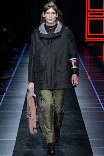 Look 16